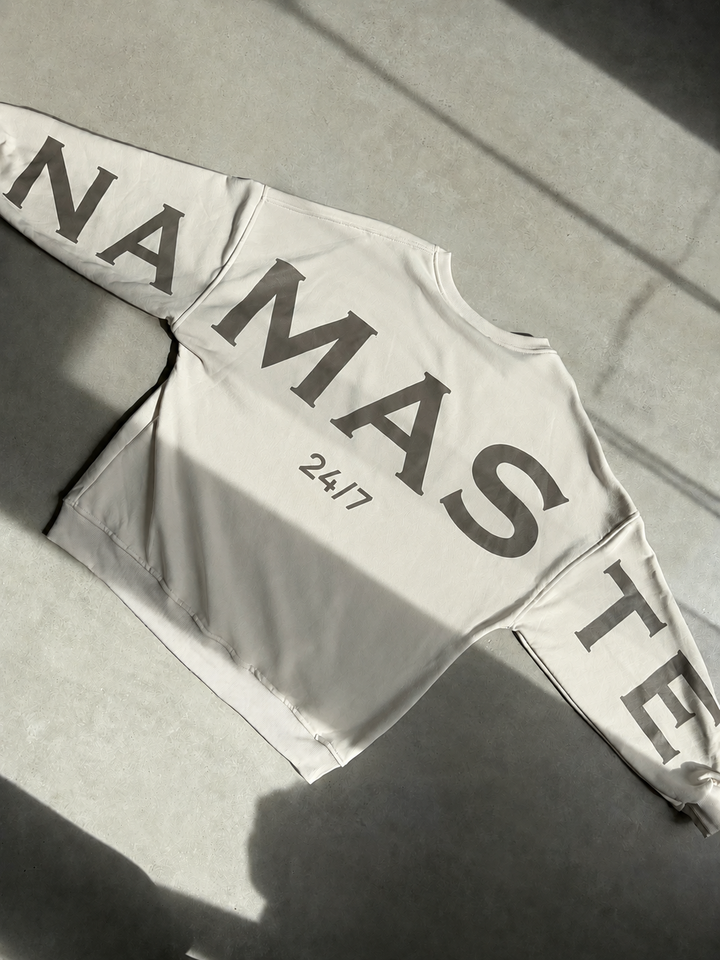 Oversize-Sweatshirt NAMASTE 24/7 in Creme-Taupe – flach liegend