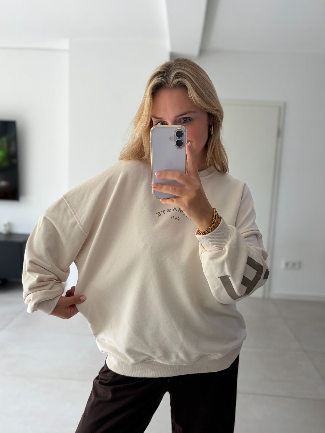 Oversize-Sweatshirt in Creme mit Taupe-Print – getragen