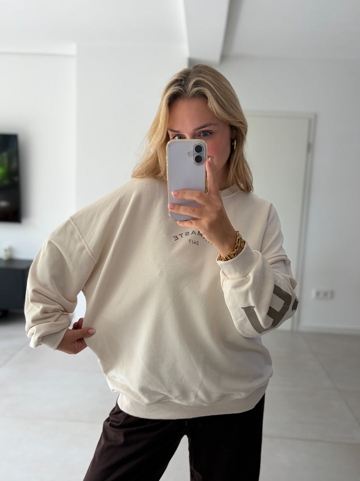 Oversize-Sweatshirt in Creme mit Taupe-Print – getragen