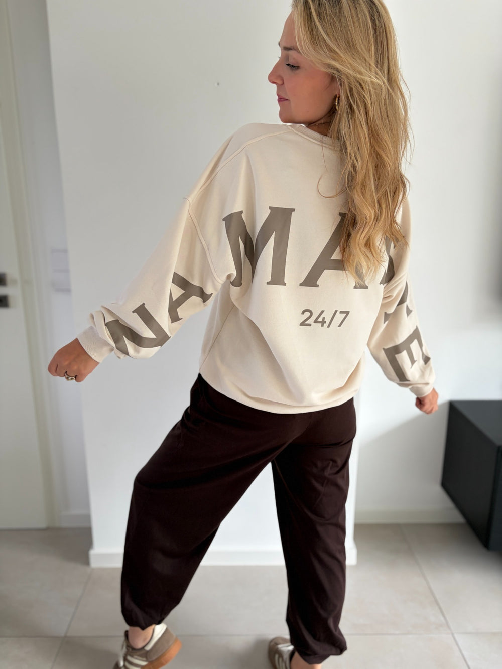Oversize-Sweatshirt NAMASTE 24/7 – Rückenansicht mit großem Print