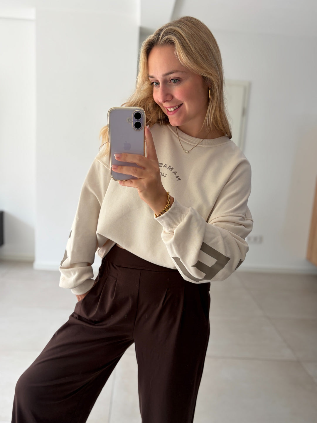 Oversize-Sweatshirt NAMASTE 24/7 in Creme-Taupe – Vorderansicht