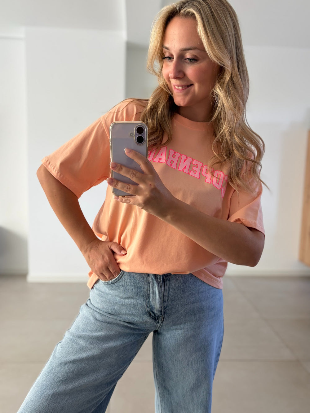 Oversize-T-Shirt Copenhagen in Apricot – Vorderansicht seitlich