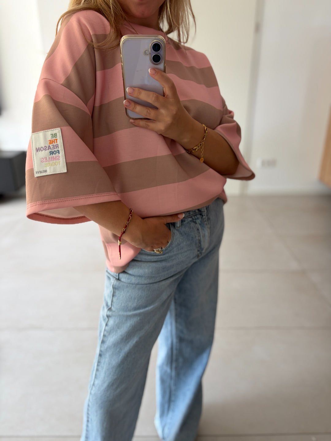 Oversize-T-Shirt in Rosa und Taupe – Ärmel- und Patch-Detail