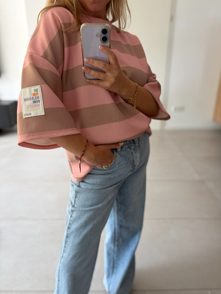 Oversize-T-Shirt in Rosa und Taupe – Ärmel- und Patch-Detail