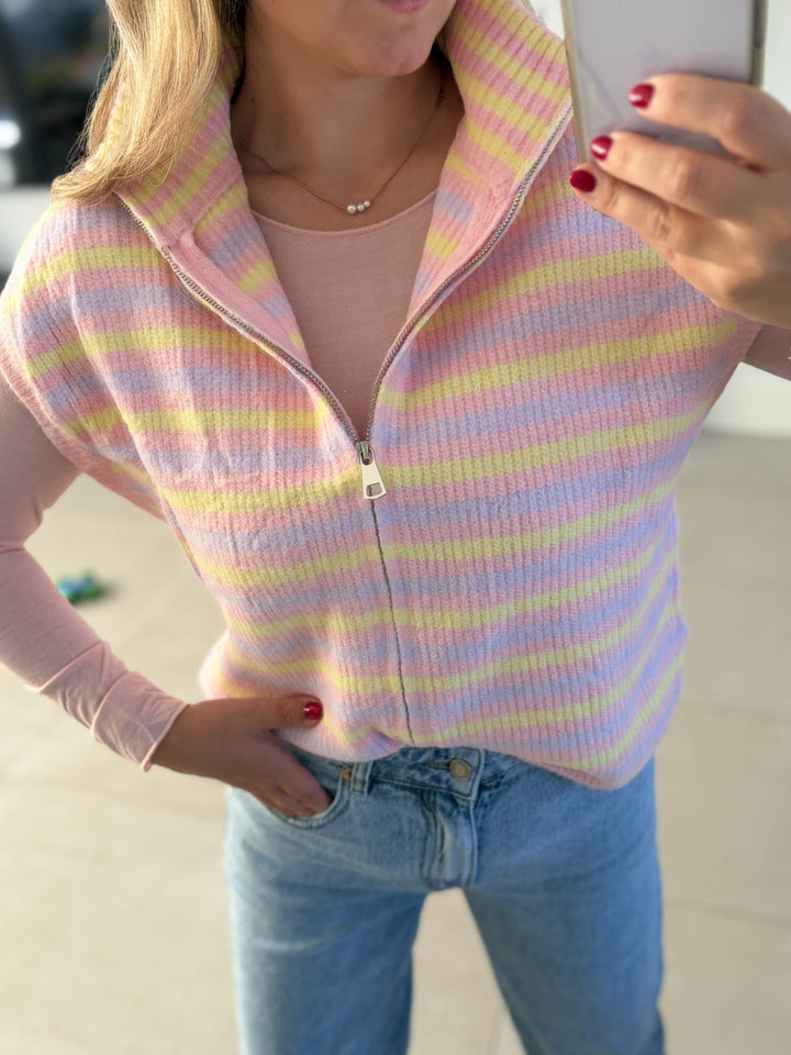 Oversize-Strickweste mit Pastellstreifen und Reißverschluss – Detailansicht