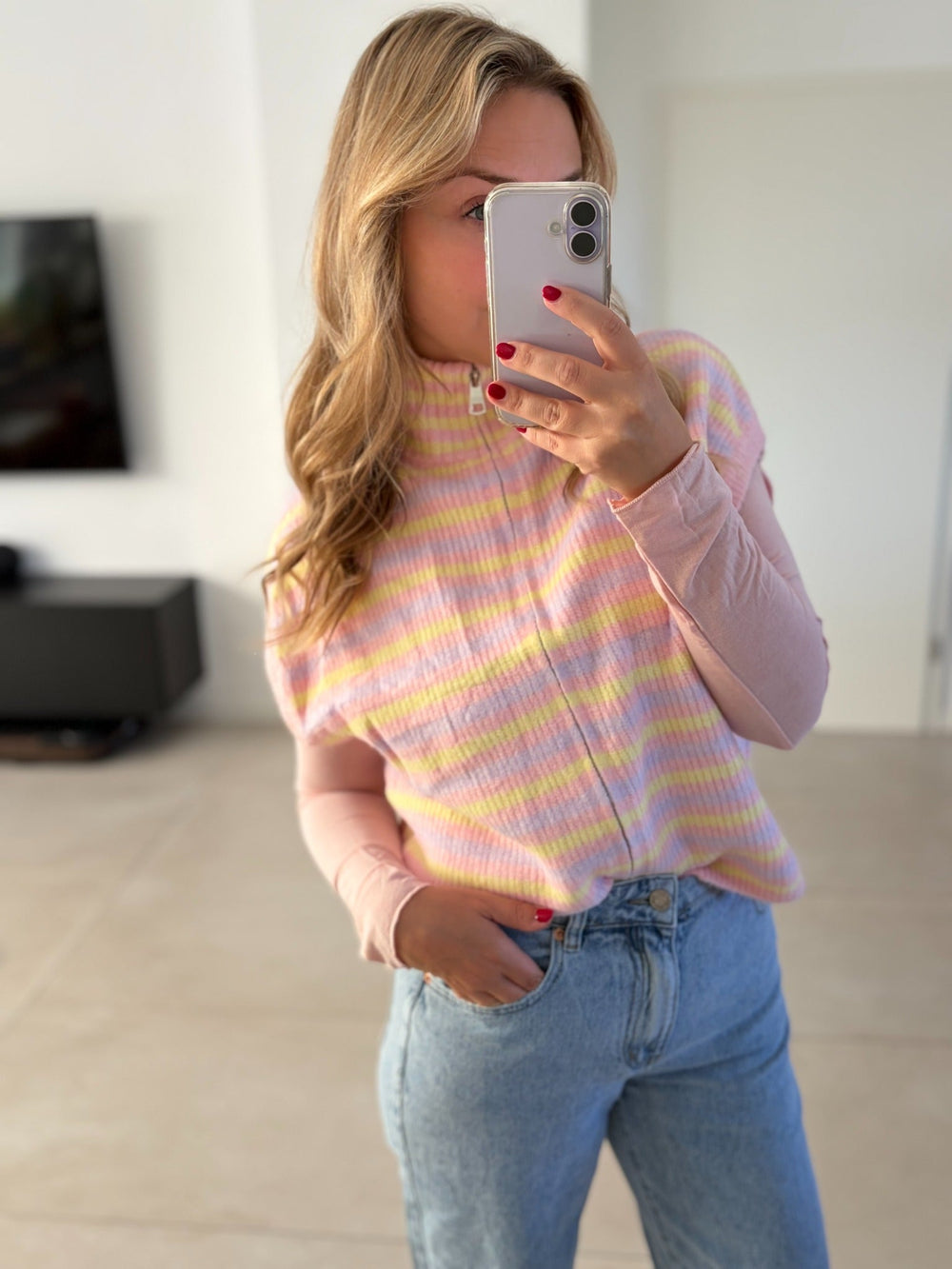 Pastellfarbene Oversize-Strickweste in Rosa, Hellblau und Gelb – Vorderansicht