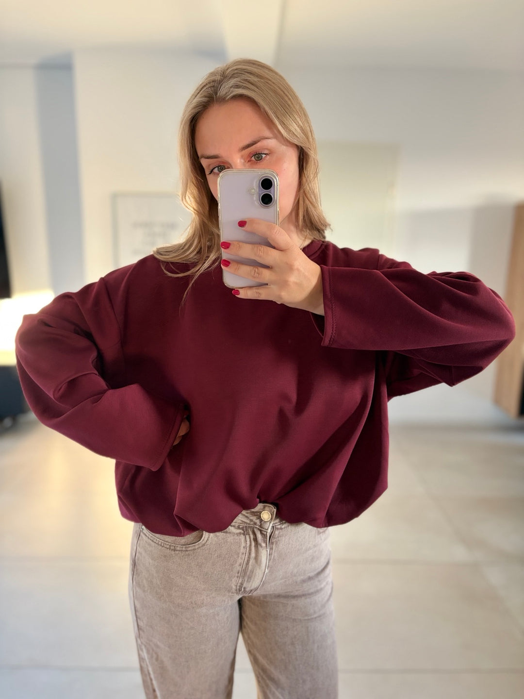 Locker geschnittener bordeauxfarbener Pullover, Frontansicht