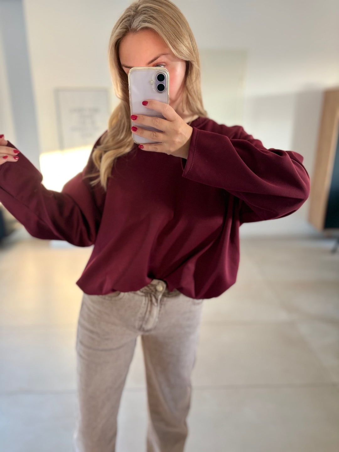 Bordeauxfarbener Pullover mit langen, weit geschnittenen Ärmeln