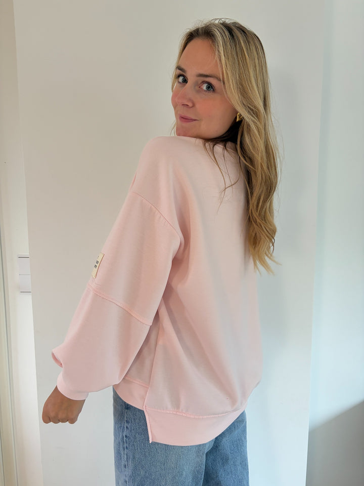 Rosafarbener Pullover mit lockerem Oversize-Schnitt, hintere Seitenansicht