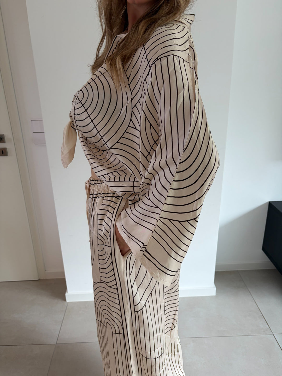 Kimono-Oberteil und Palazzohose mit Seide in Schwarz-Creme – Seitenansicht