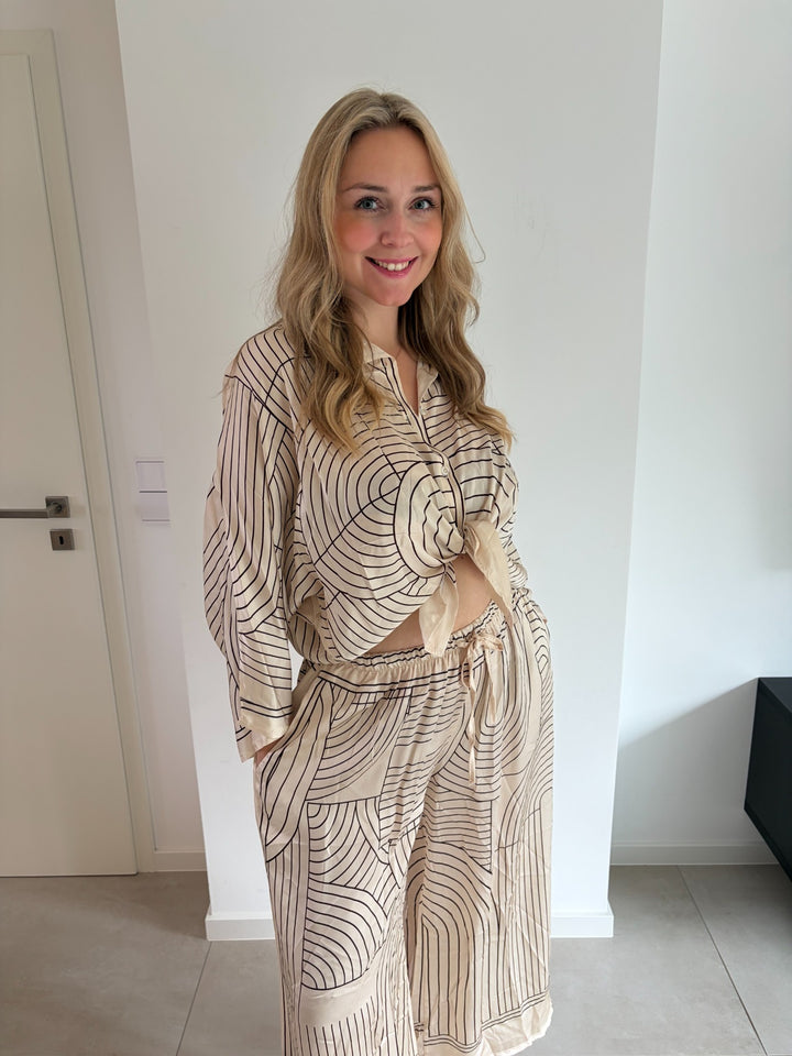 Kimono-Oberteil und Palazzohose mit Seide und Linienmuster in Schwarz-Creme – Vorderansicht