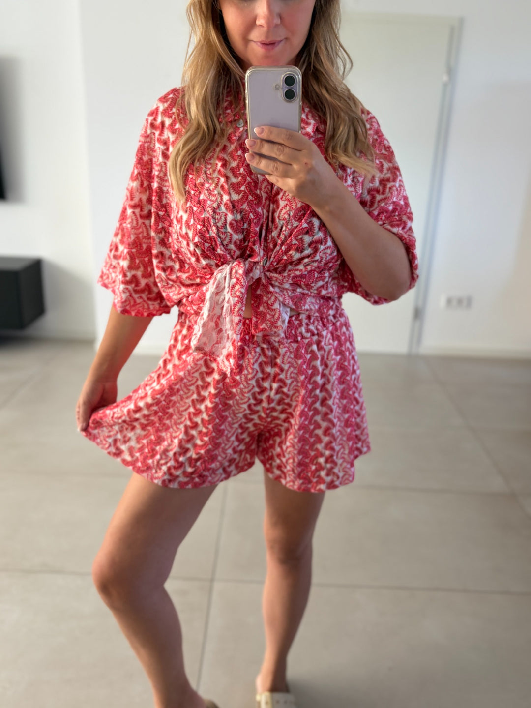 Sommerliches Spitzen-Set in Rot-Weiß mit gebundener Bluse und Shorts