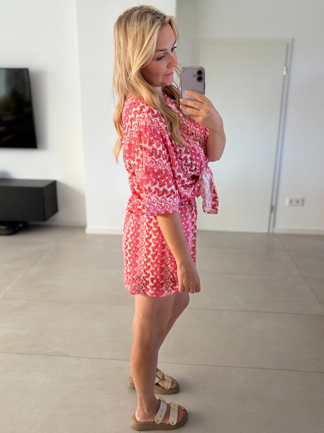 Rot-weißes Set aus Bluse und Shorts in der Seitenansicht