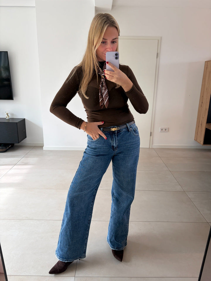Straight Leg Jeans mit High Waist in Blau kombiniert mit braunem Langarmshirt und Halstuch