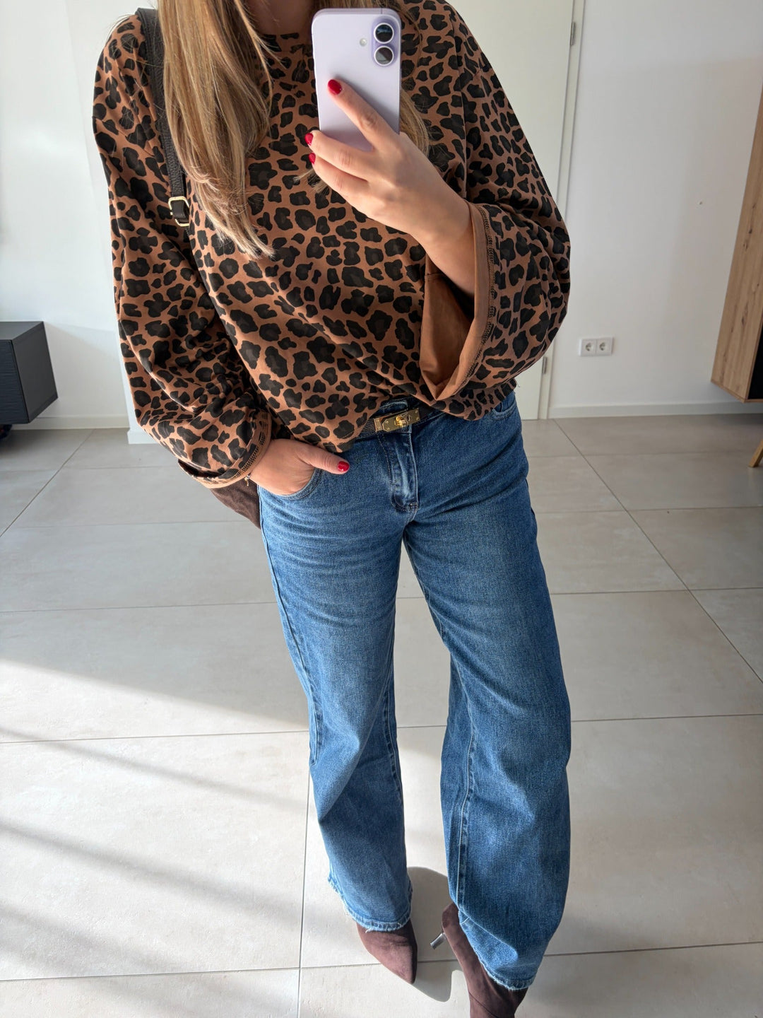 Straight Leg Jeans mit High Waist in Blau mit Leo-Bluse in Braun-Schwarz