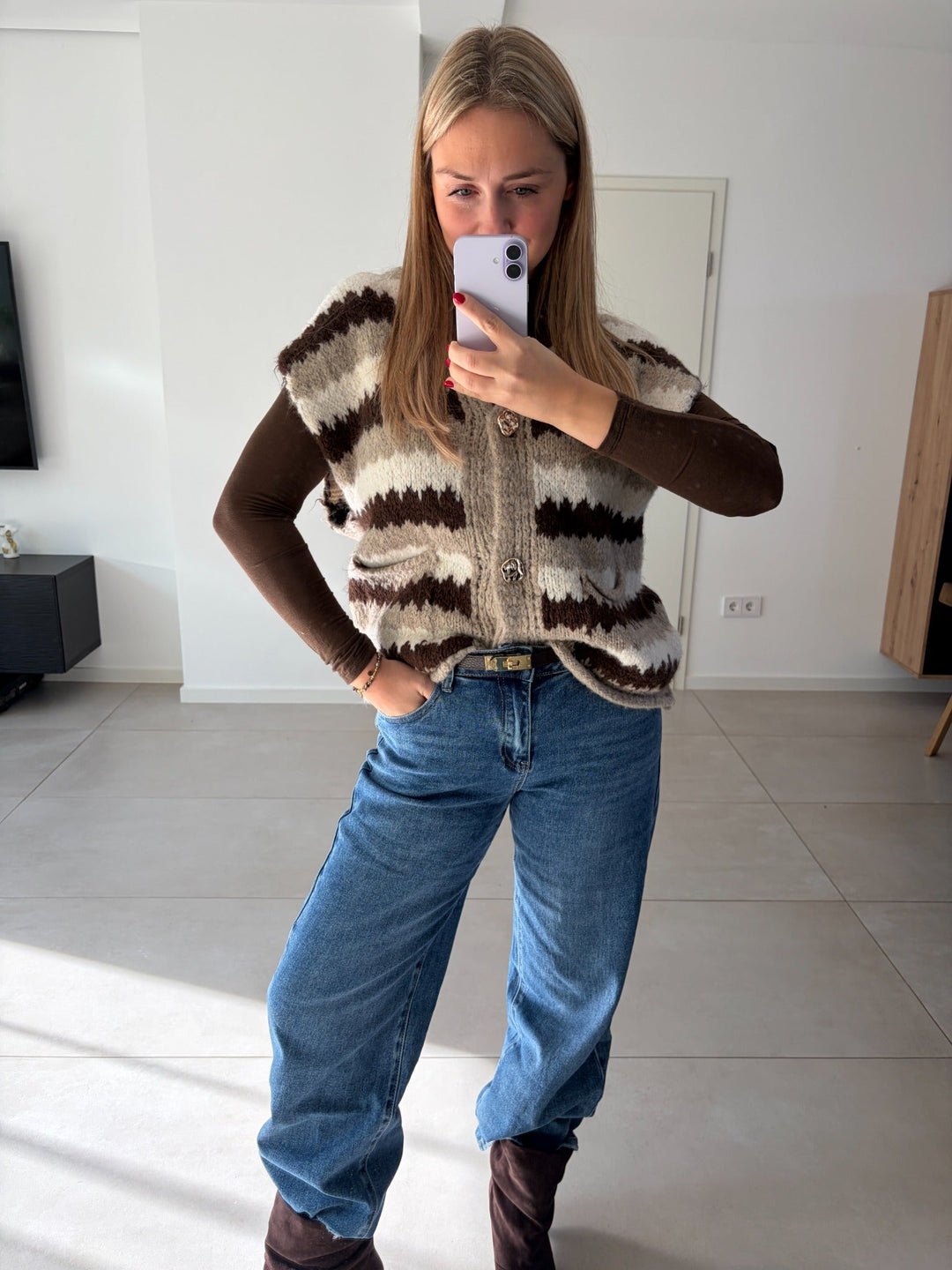 Straight Leg Jeans mit High Waist in Blau kombiniert mit gemusterter Strickweste und braunem Longsleeve