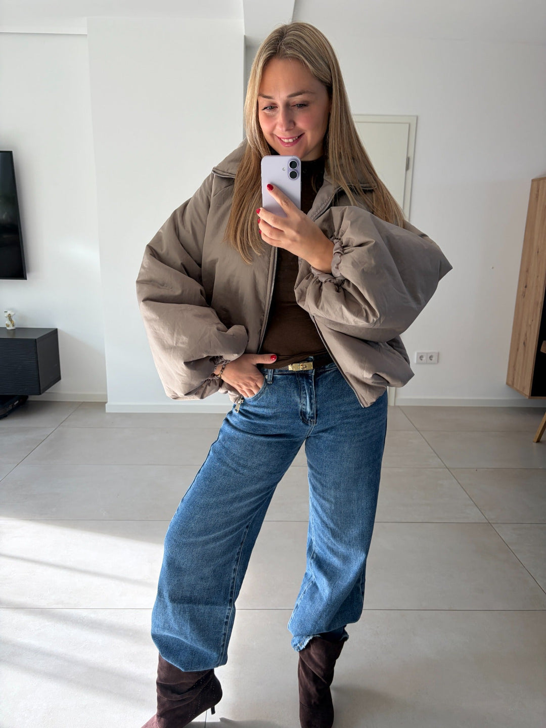 Straight Leg Jeans mit High Waist in Blau kombiniert mit taupefarbener Jacke und braunen Boots
