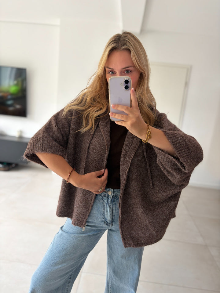 Oversize-Strickjacke mit Kapuze in Braun – Vorderansicht