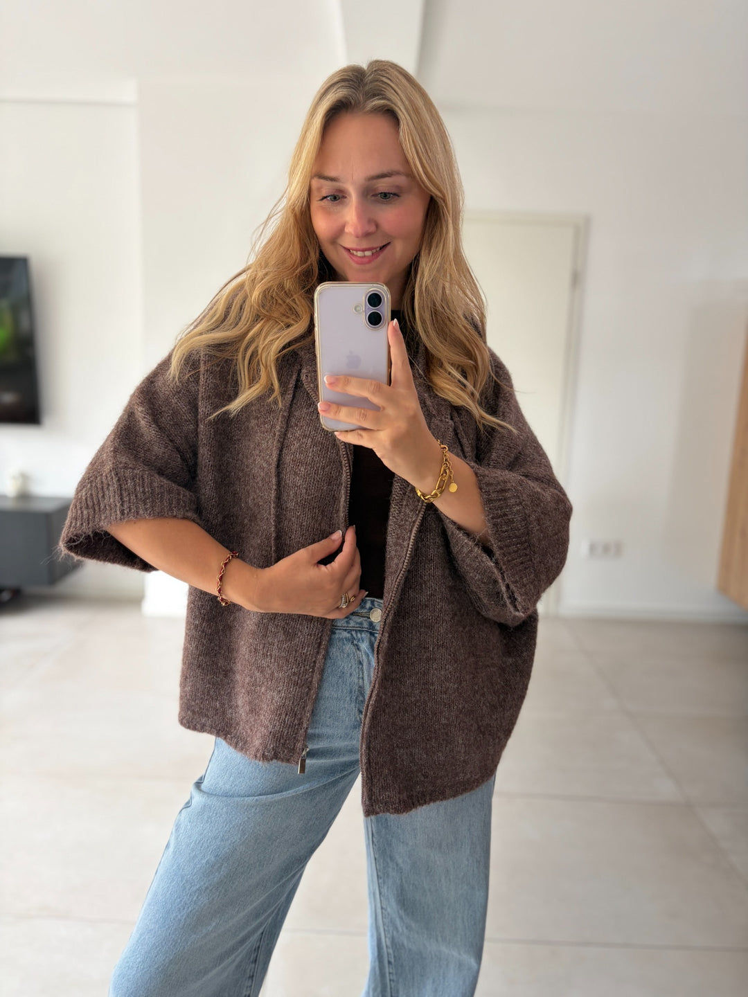 Oversize-Strickjacke mit Kapuze in Braun – Stylingansicht