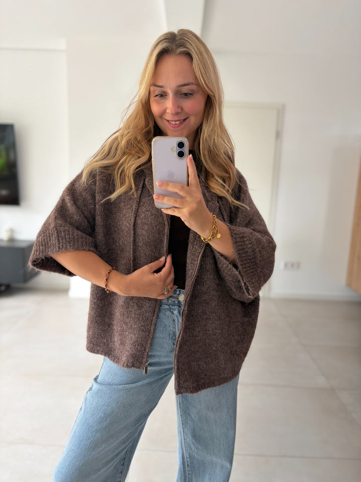 Oversize-Strickjacke mit Kapuze in Braun – Stylingansicht