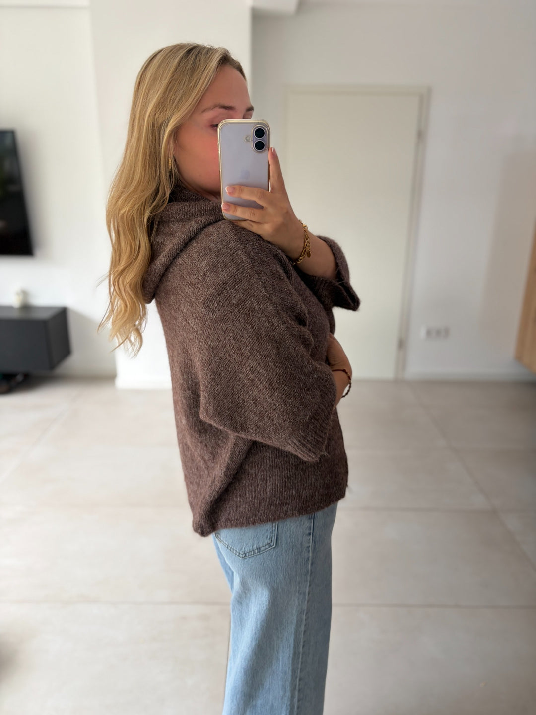 Oversize-Strickjacke mit Kapuze in Braun – Seitenansicht