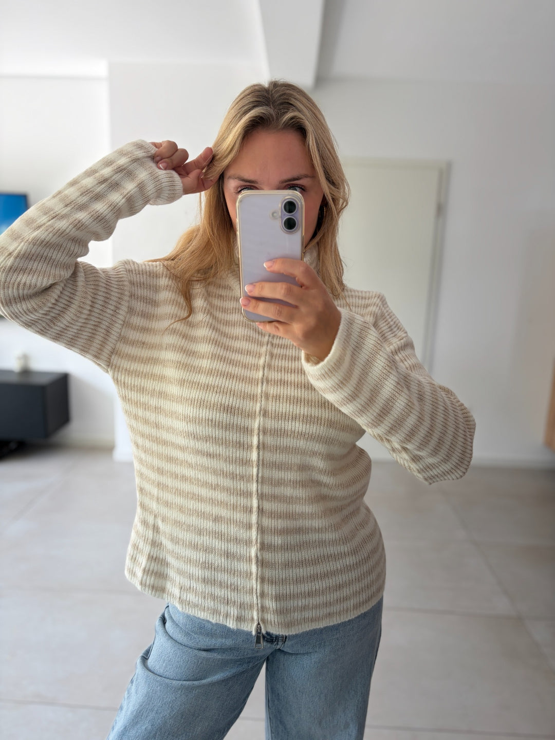 Gestreifte Strickjacke mit Reißverschluss in Creme-Beige – Vorderansicht