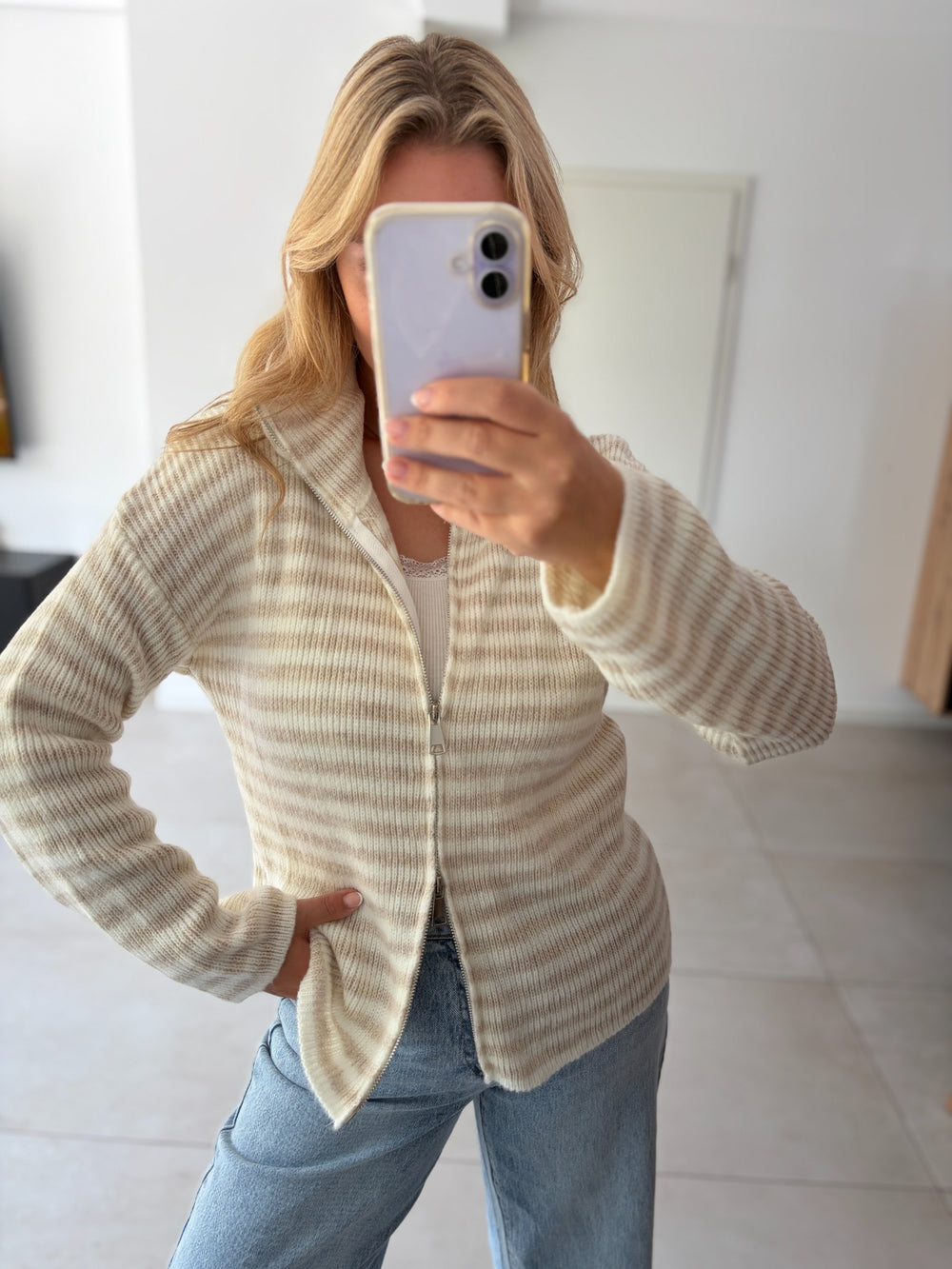 Gestreifte Strickjacke mit Zwei-Wege-Reißverschluss in Creme-Beige – geöffnet getragen
