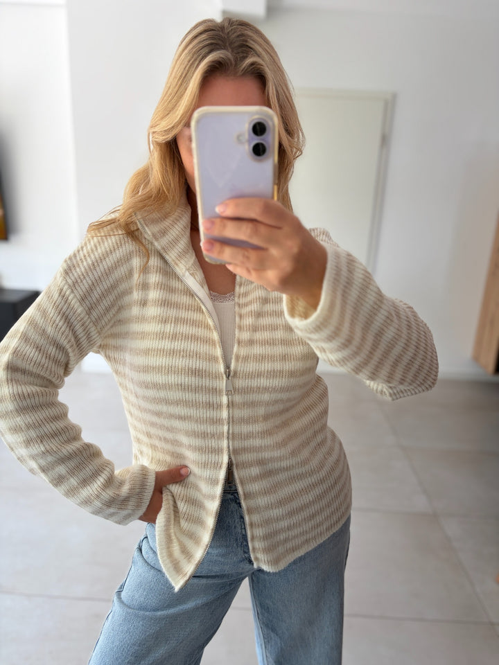 Gestreifte Strickjacke mit Zwei-Wege-Reißverschluss in Creme-Beige – geöffnet getragen