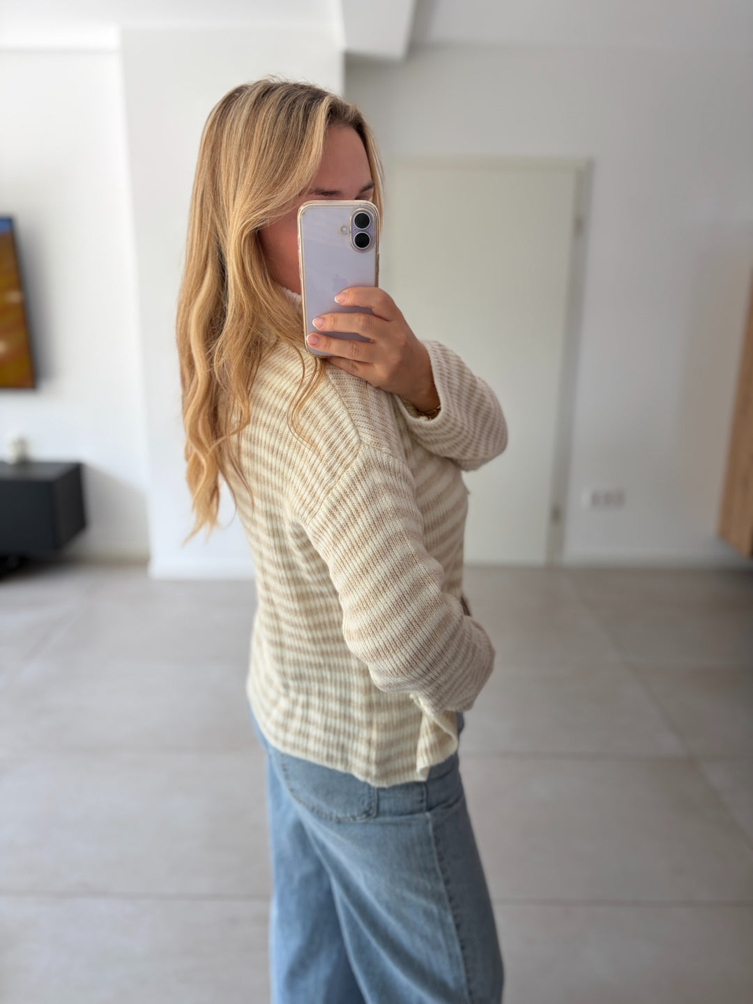 Gestreifte Strickjacke mit Reißverschluss in Creme-Beige – Seitenansicht