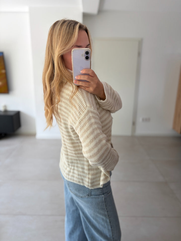 Gestreifte Strickjacke mit Reißverschluss in Creme-Beige – Seitenansicht