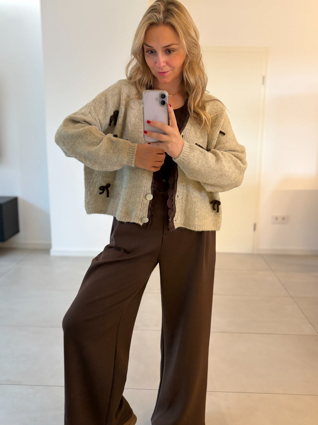 Beige Strickjacke mit dunkelbraunen Schleifen-Applikationen – Vorderansicht