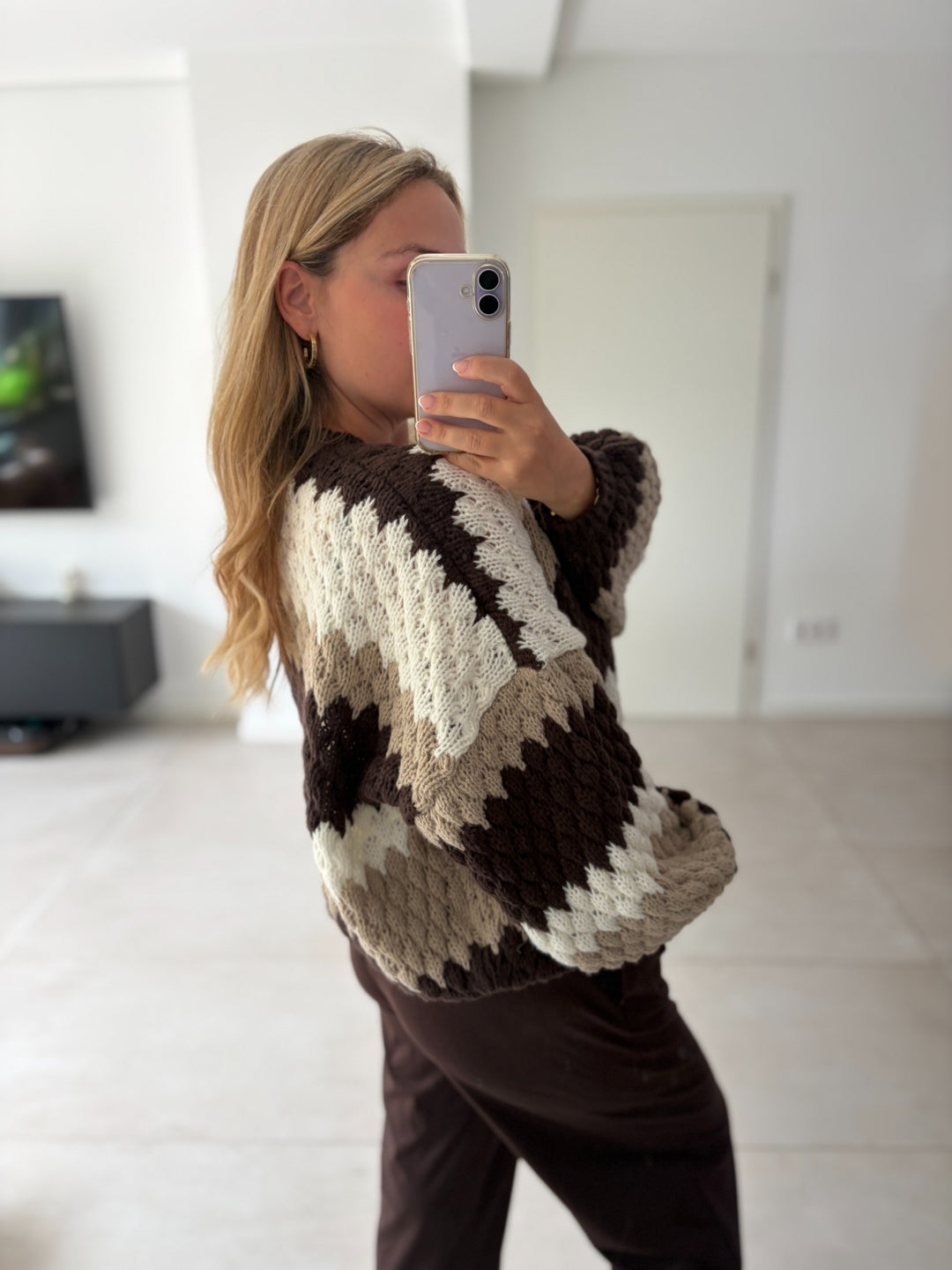Strickjacke mit Zickzackmuster in Braun, Taupe und Creme – Seitenansicht