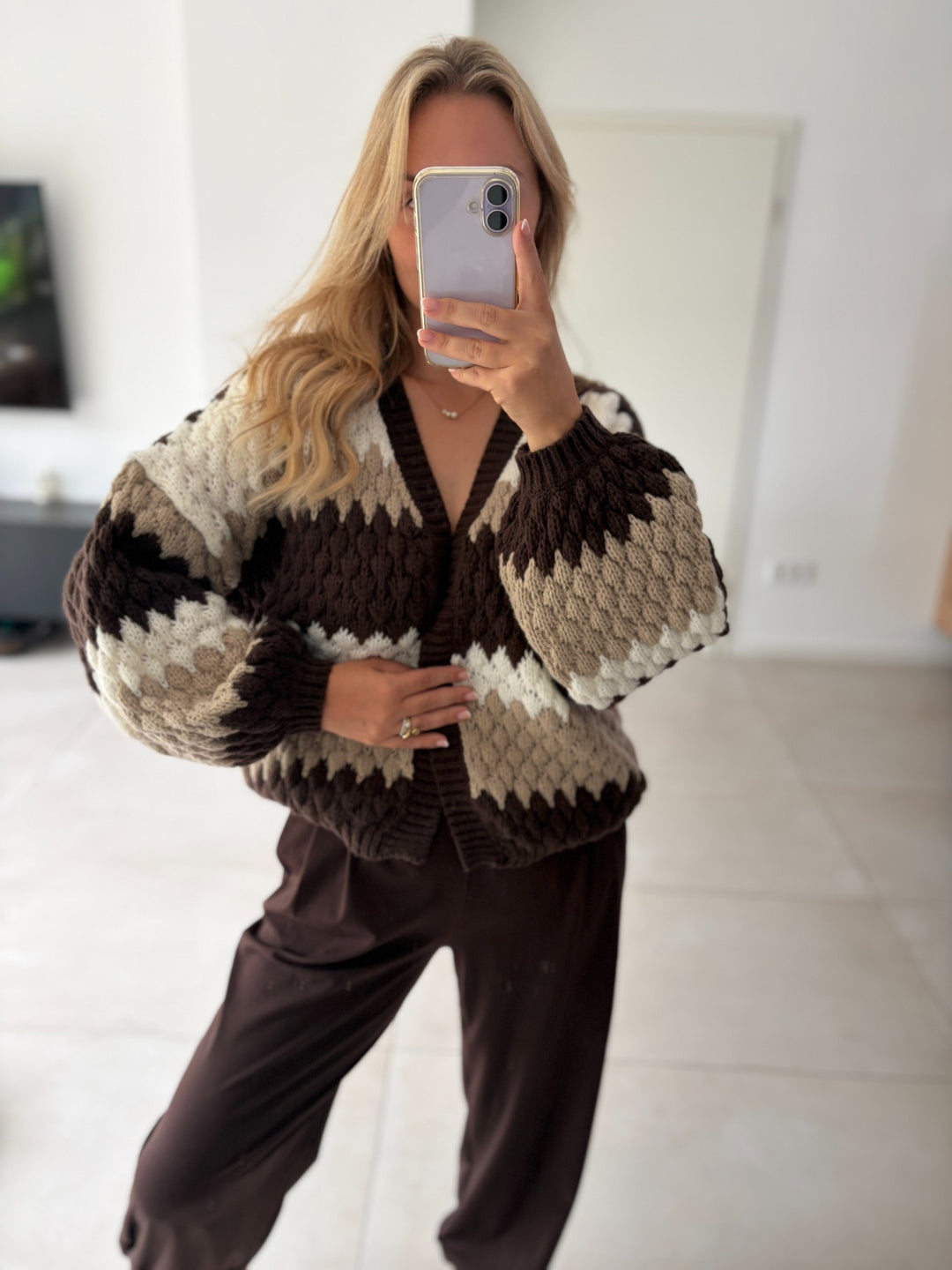 Strickjacke mit Zickzackmuster – getragen mit brauner Hose