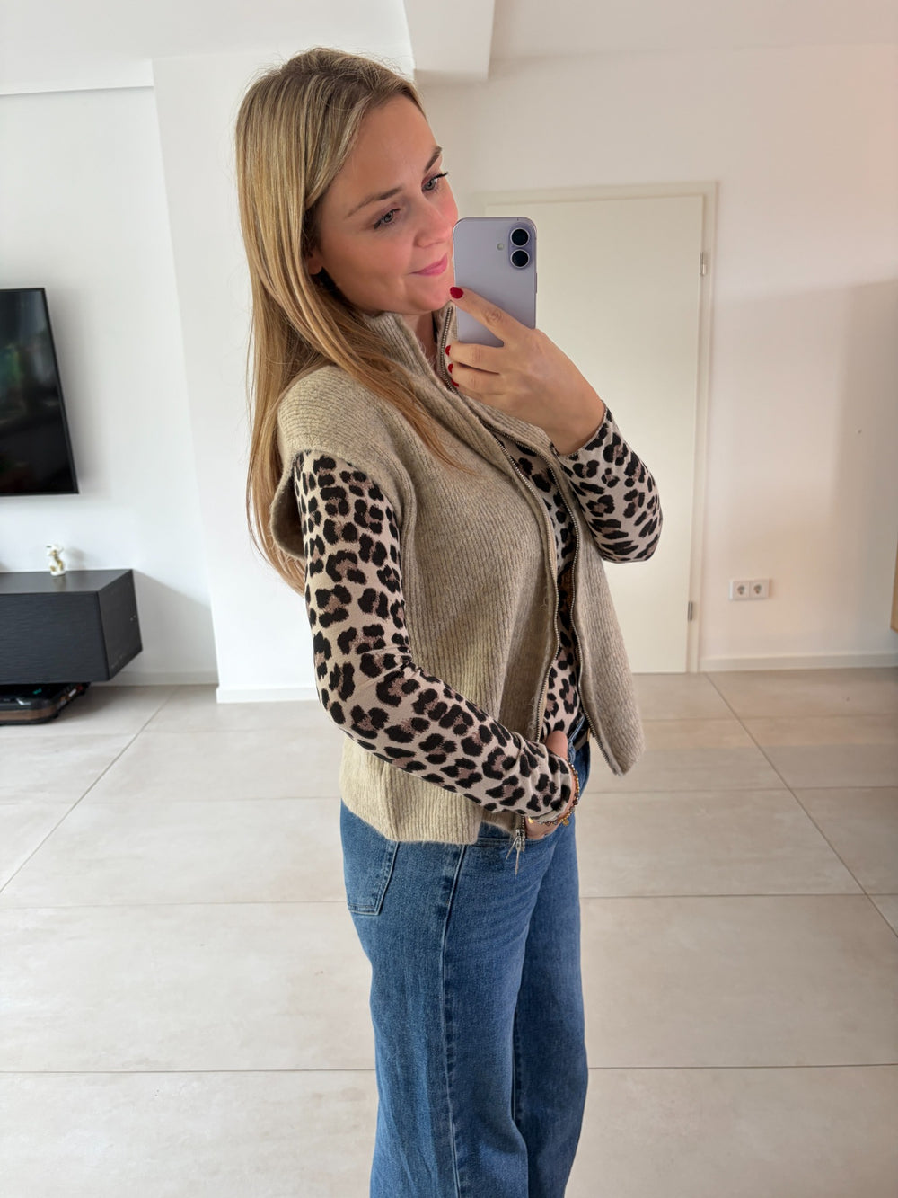 Beige Strickweste mit Reißverschluss kombiniert mit Leoshirt – Seitenansicht