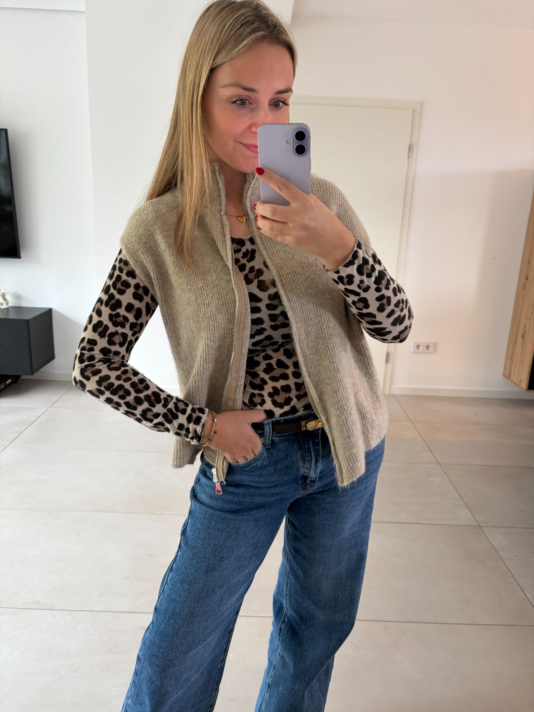 Beige Strickweste mit Reißverschluss kombiniert mit Leoshirt und blauer Jeans – Vorderansicht