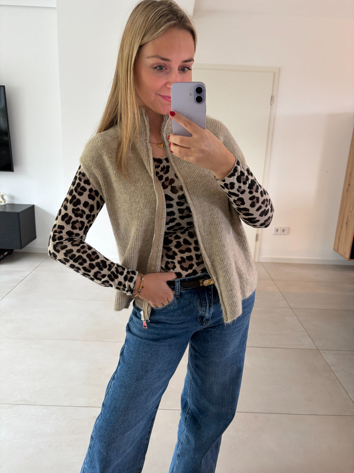 Beige Strickweste mit Reißverschluss kombiniert mit Leoshirt und blauer Jeans – Vorderansicht