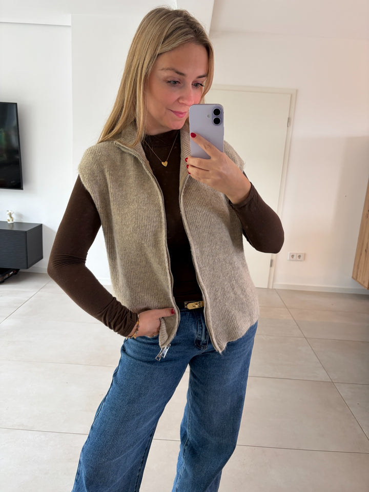 Beige Strickweste mit Reißverschluss offen getragen über braunem Longsleeve