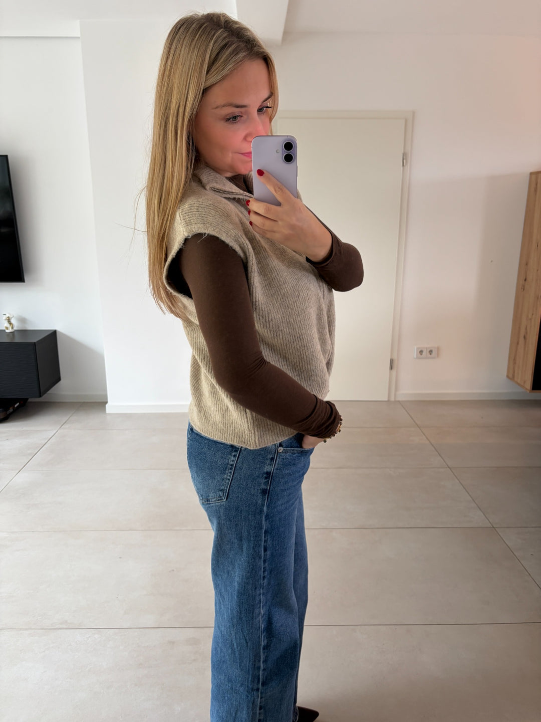 Beige Strickweste mit Reißverschluss – Seitenansicht