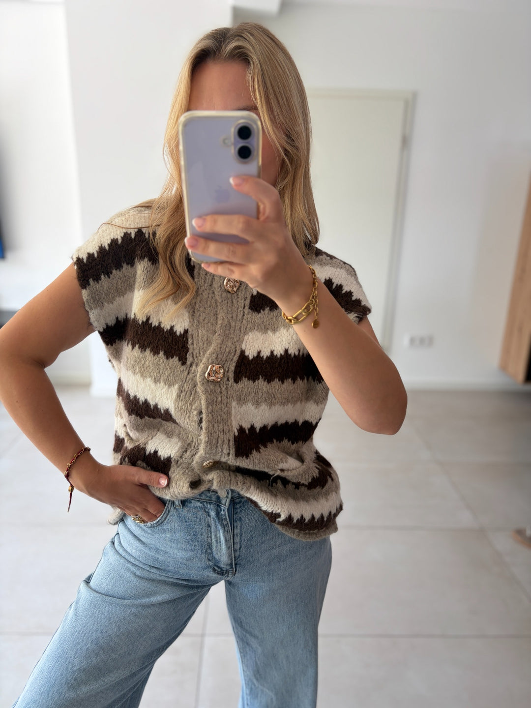 Strickweste mit Zickzackmuster in Taupe, Creme und Dunkelbraun – getragen