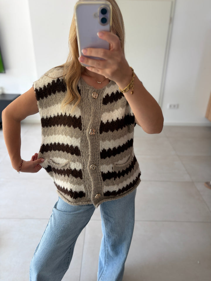 Strickweste mit Zickzackmuster in Taupe, Creme und Dunkelbraun – Vorderansicht
