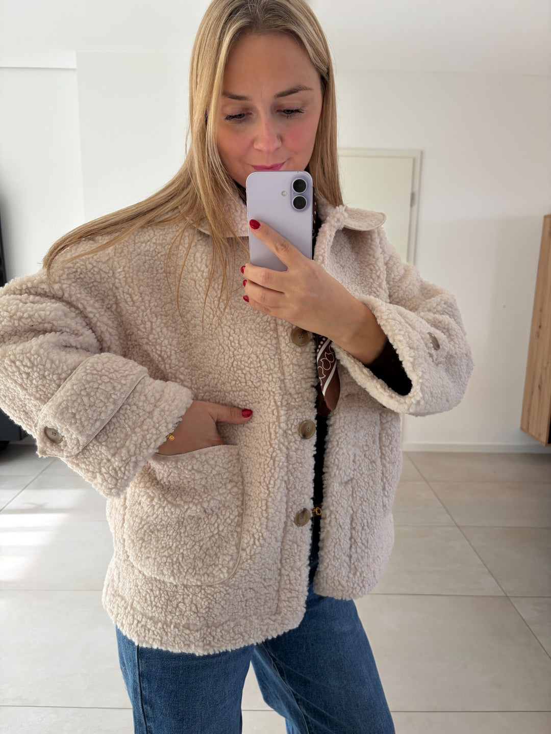 Teddy-Jacke in Creme – Detailansicht von Teddy-Oberfläche, Knöpfen und Manschetten