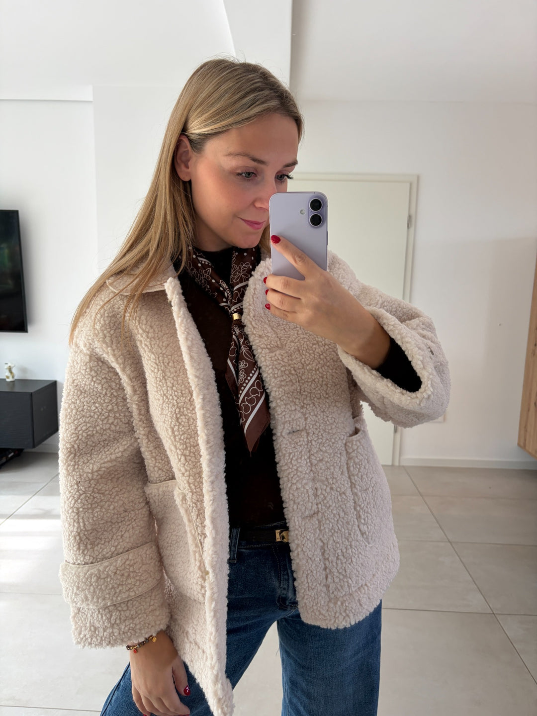 Teddy-Jacke in Creme mit aufgesetzten Taschen und Knöpfen – Outfit-Detail