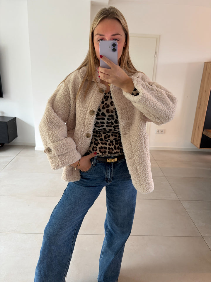 Teddy-Jacke in Creme mit Knöpfen und Taschen, kombiniert mit Leo-Shirt und Jeans – Vorderansicht
