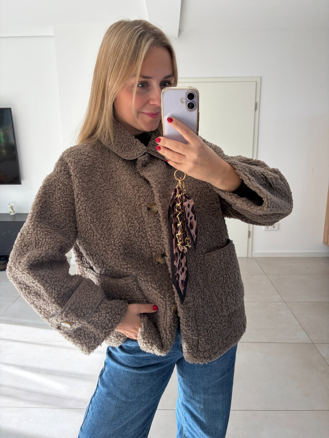 Teddy-Jacke in Taupe kombiniert mit Jeans und Accessoire – Outfitansicht