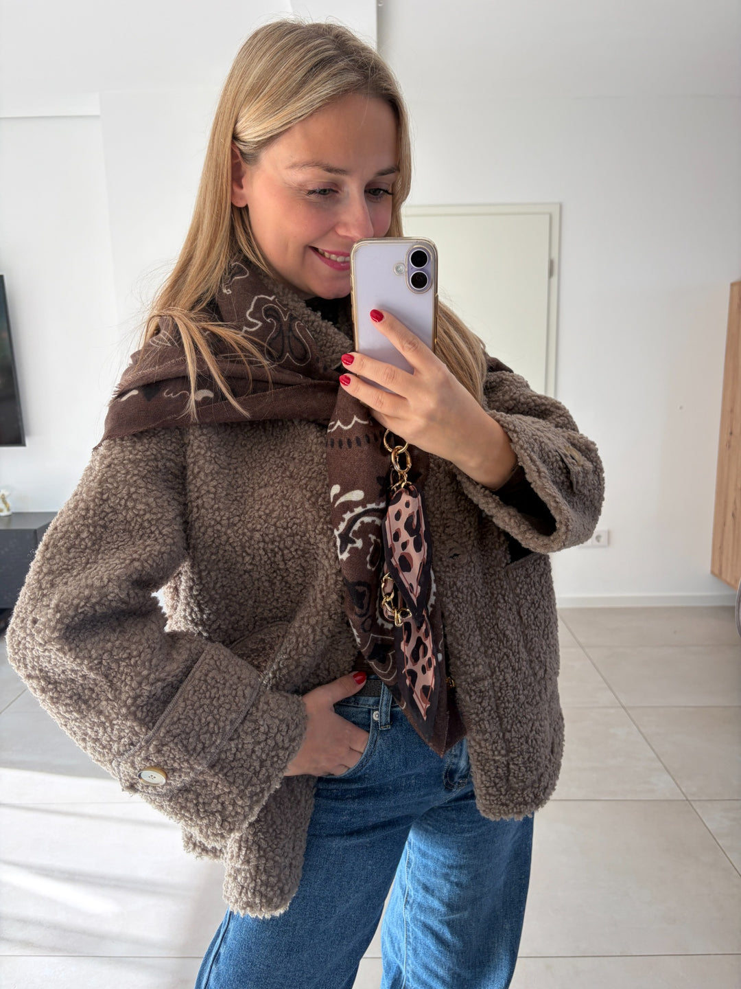 Teddy-Jacke in Taupe kombiniert mit braunem Schal und Jeans