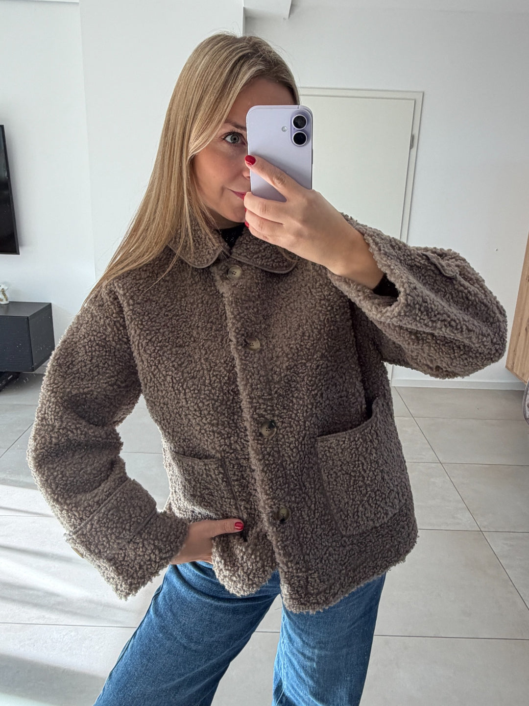 Teddy-Jacke in Taupe geschlossen getragen – Vorderansicht