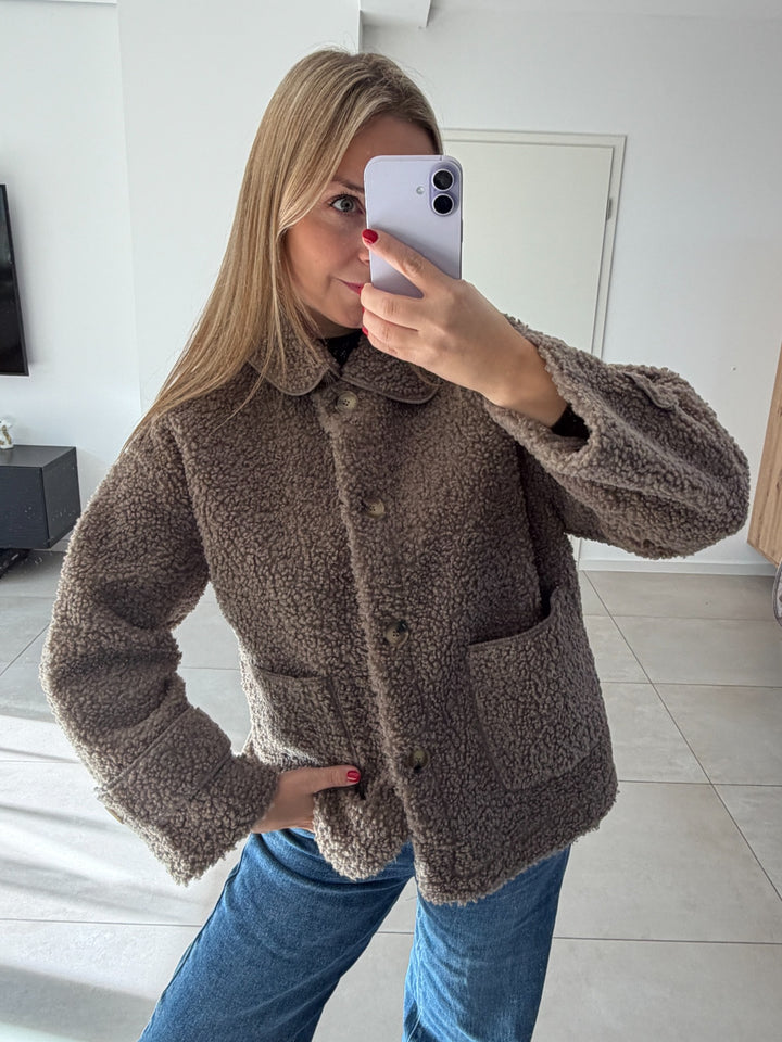 Teddy-Jacke in Taupe geschlossen getragen – Vorderansicht