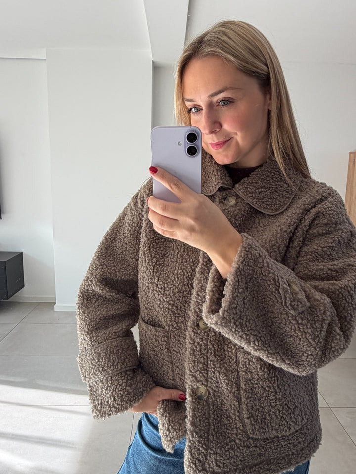 Teddy-Jacke in Taupe mit Knöpfen und aufgesetzten Taschen – Vorderansicht