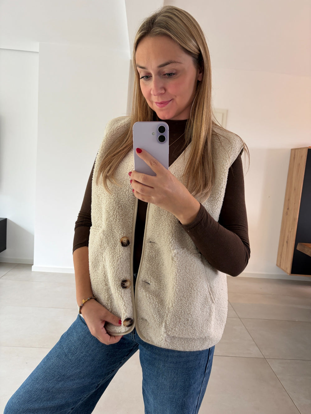 Teddy-Weste in Creme mit Knopfleiste und Taschen – Vorderansicht