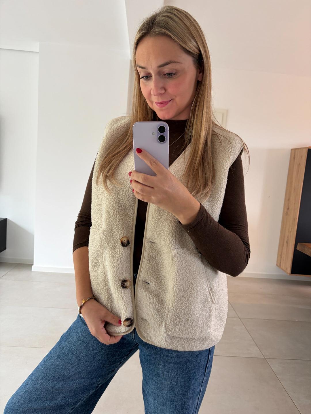 Teddy-Weste in Creme mit Knopfleiste und Taschen – Vorderansicht